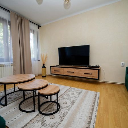 Cozy One-Bedroom Apartment Near City Center SJJ Extérieur photo